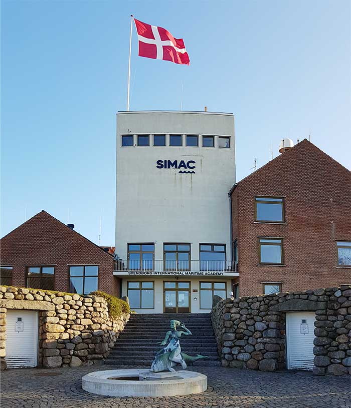 Dannebrog over SIMAC 700pxlres